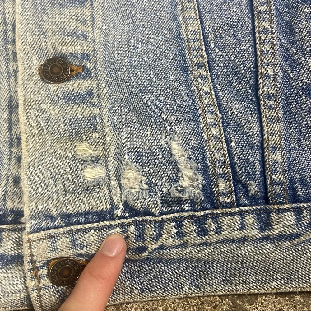 Levi's Jean Jack Size 40 Blue Denim Medium Wash Distressed Button Down